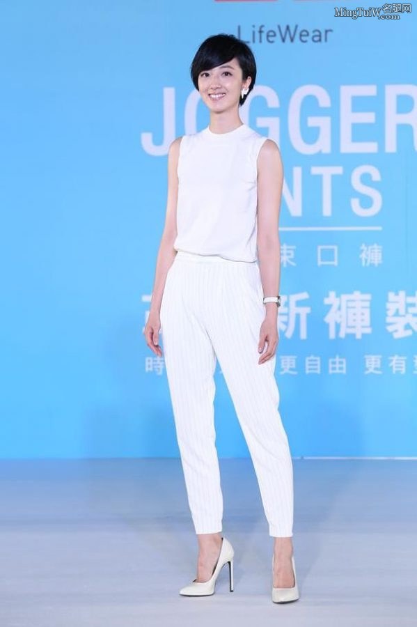 短发美女桂纶镁脚踩白色高跟鞋清爽靓丽(6/13)