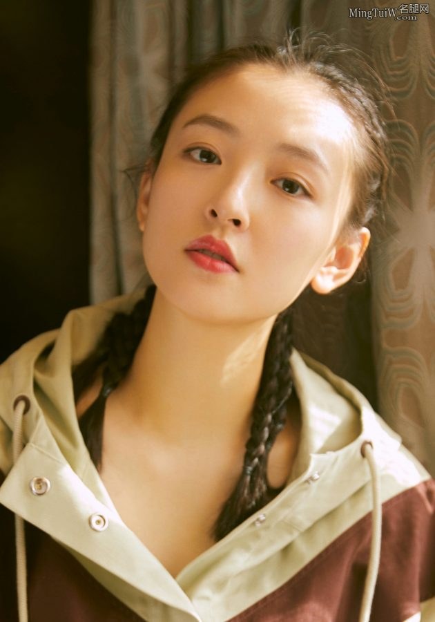 梳了两条小辫子的吴倩穿了白色热裤秀美腿(4/6)