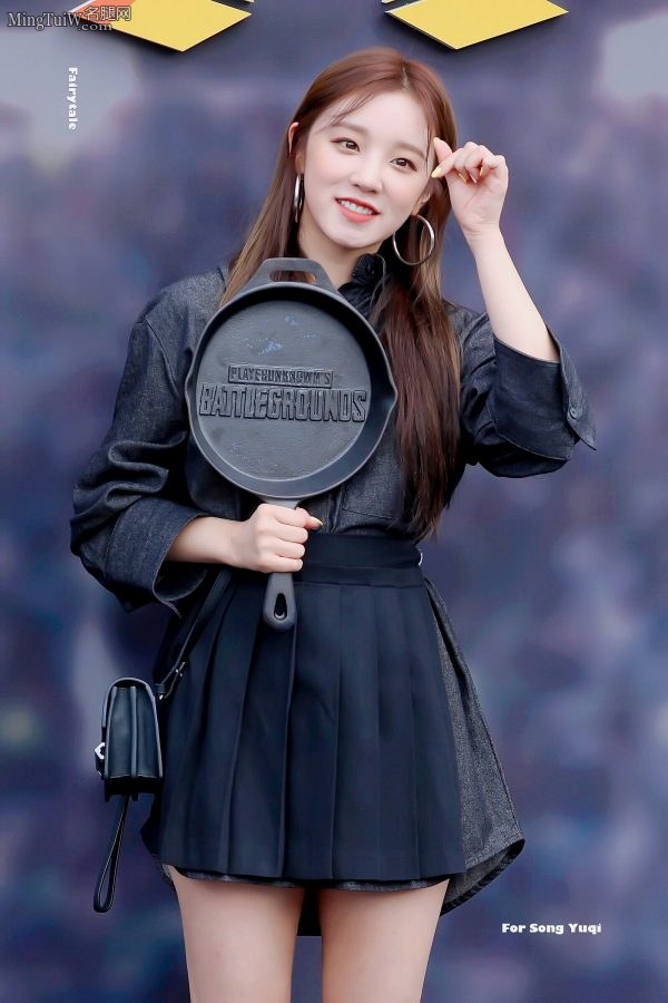 Song Yuqi holds the same pan as Red Wolf and wears flat leather boots on her beautiful legs(3/4)