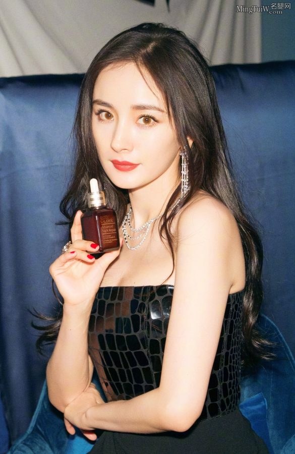 杨幂性感开叉礼服吸睛 精致的玉足脚趾上涂成了鲜红色(7/7)