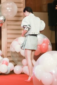 92年的湖北小姐姐吴倩踩尖头高跟展示修长美腿
