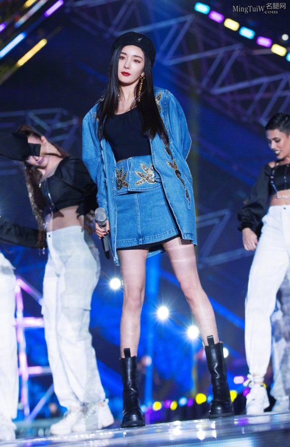 Yang Mi's goddess style, small leather boots and berets are really good(1/36)