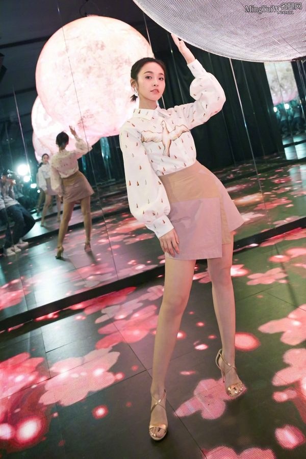 长腿女明星张佳宁梳起丸子头太可爱(3/10)