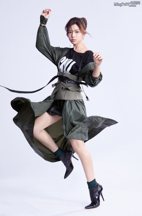 陈妍希时尚写真 细高跟衬托性感腿部曲线（第1张/共3张）