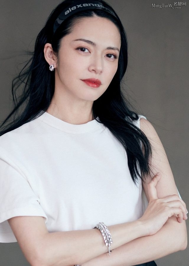 气质女明星姚晨白肤红唇，身穿开叉裙展露白皙长腿(3/4)