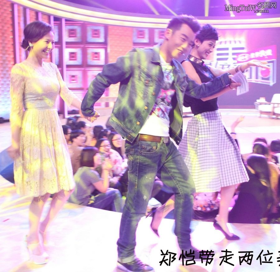 王丽坤录制《超级访问》脚穿性感尖头高跟鞋(20/21)