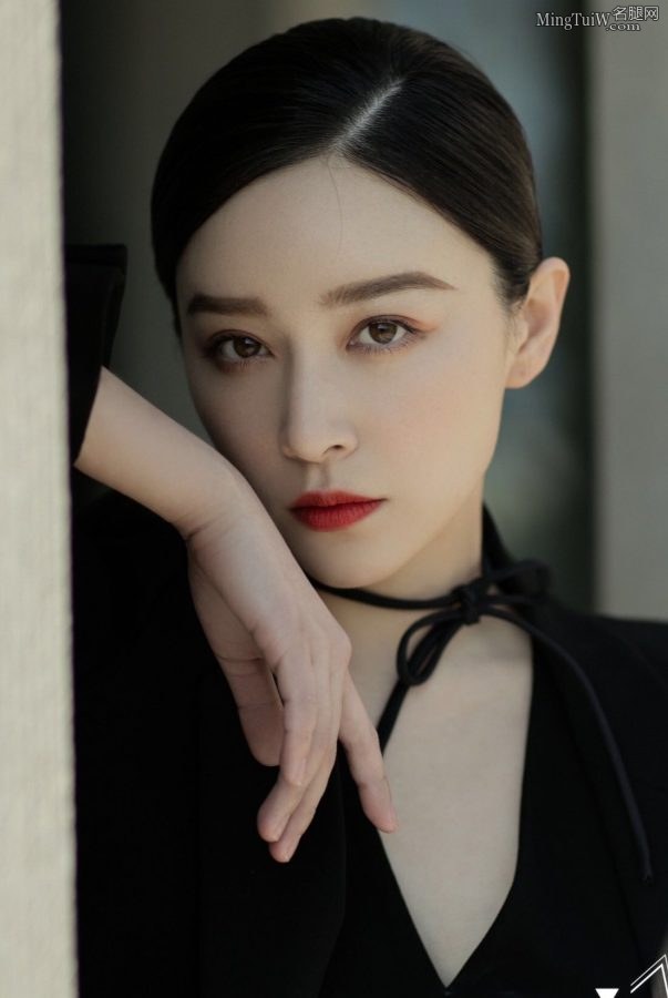 美丽知性的lady阚清子脚踩Sergio Rossi PVC钻饰高跟鞋出镜(3/13)