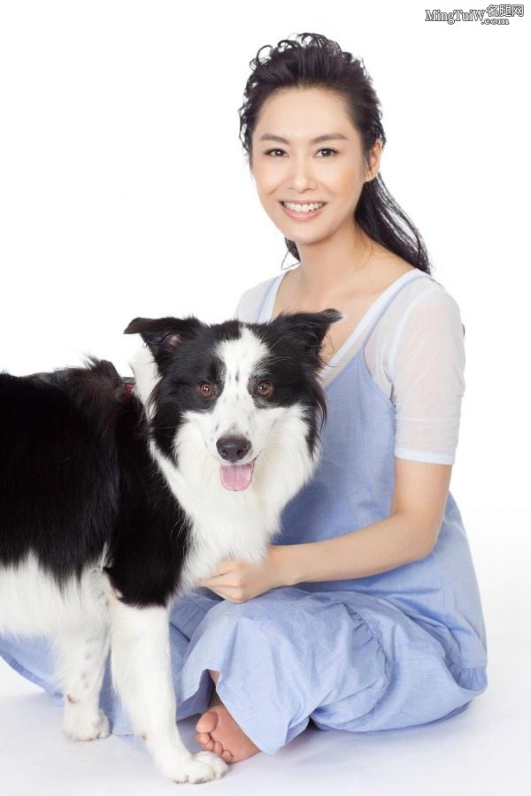 朱茵光着脚丫子和狗狗拍写真(4/4)