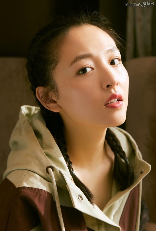梳了两条小辫子的吴倩穿了白色热裤秀美腿(6/6)