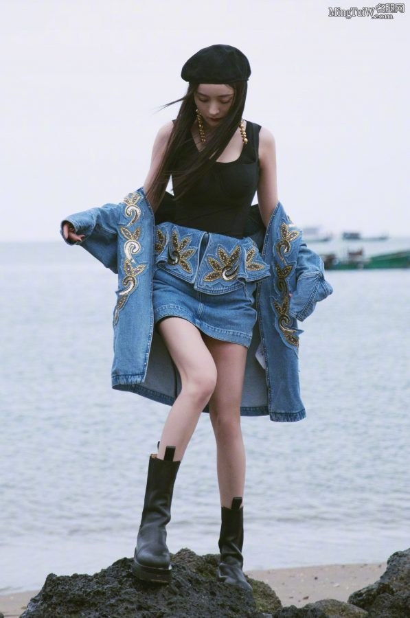 杨幂的女神Style 小皮靴贝雷帽一扭一扭真像样(25/36)