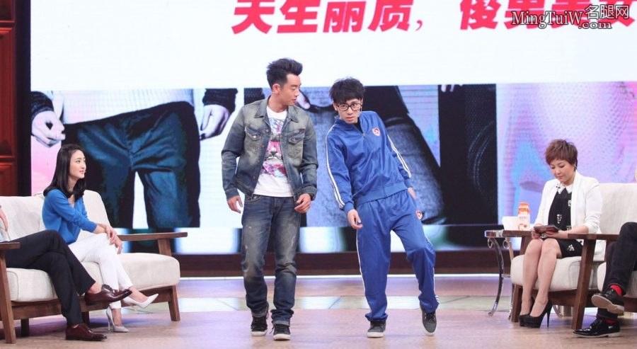 王丽坤录制《超级访问》脚穿性感尖头高跟鞋(7/21)