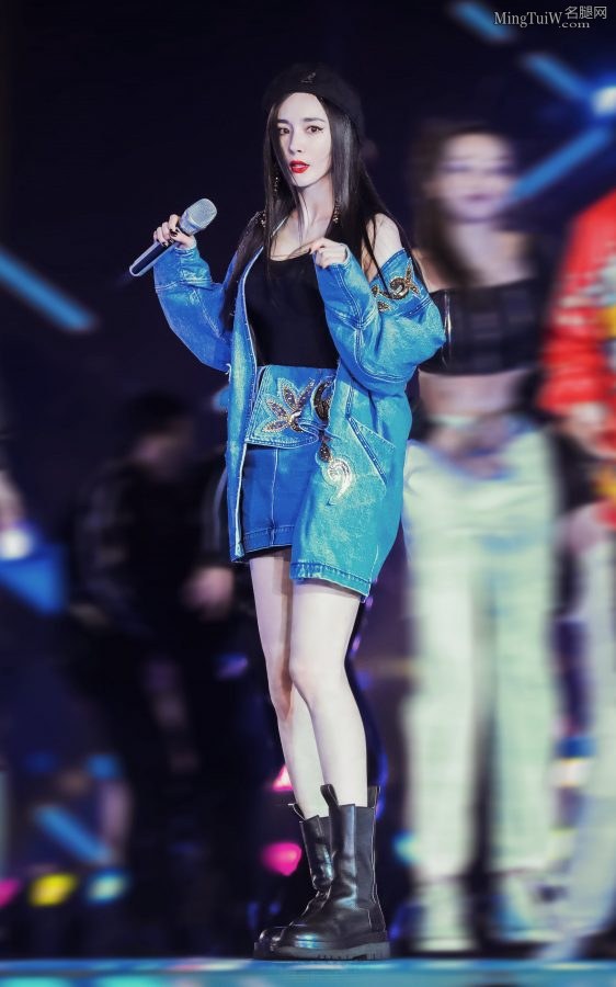 杨幂的女神Style 小皮靴贝雷帽一扭一扭真像样(17/36)