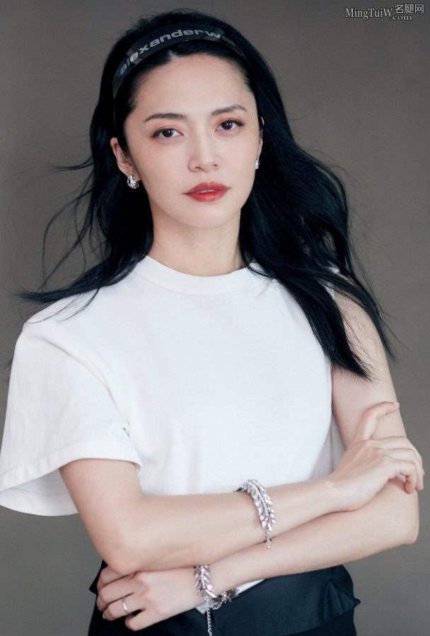 气质女明星姚晨白肤红唇，身穿开叉裙展露白皙长腿(2/4)