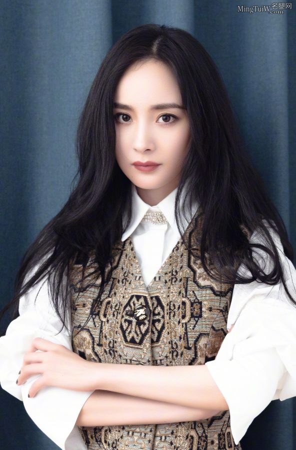 杨幂的迷人脸蛋加上纤细玉手和美腿 谁能不喜欢？(2/9)