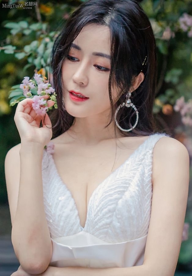 妖艳的美女汤晶媚好胸好凶(2/6)