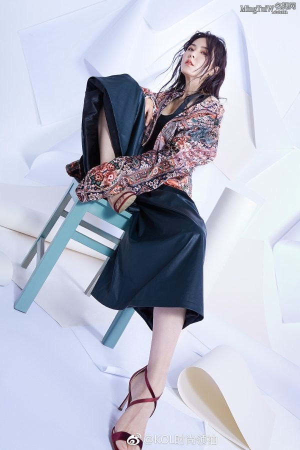 女明星曾黎时尚杂志镜头里穿高跟秀脚(3/3)