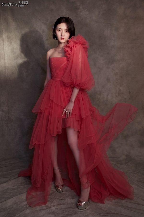 Song Zuer looked gorgeous in a pink gauze skirt and wore silver Jimmy Choo platform high-heeled shoes(1/4)