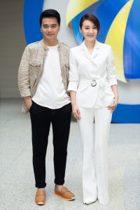 气质女星闫妮穿白色西装踩尖头高跟想让她当我的女老板