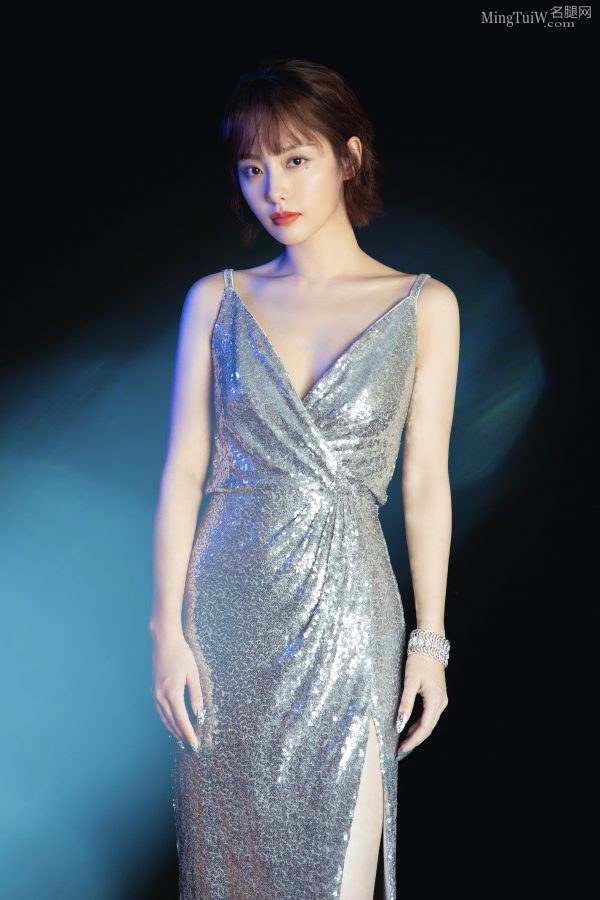 精致的美女张嘉倪身着低胸开叉礼服展示绝美好身材(7/10)