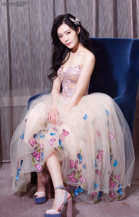 江西美女演员汤晶媚人美胸大(1/8)