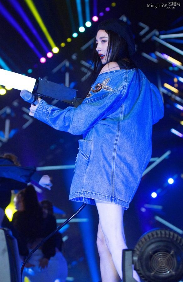 Yang Mi's goddess style, small leather boots and berets are really good(7/36)