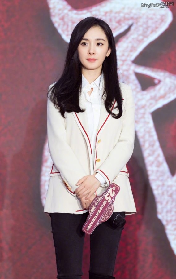 杨幂紧身牛仔裤配长靴 拉长后效果更好了(2/13)