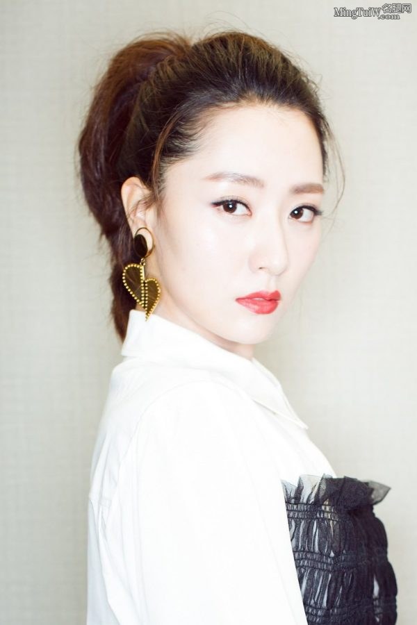 白冰美足穿凉高跟鞋 美腿在纱裙里若隐若现(5/7)