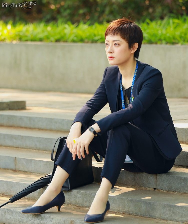 《安家》孙俪剧照 精英女性西服套装高跟鞋(1/7)
