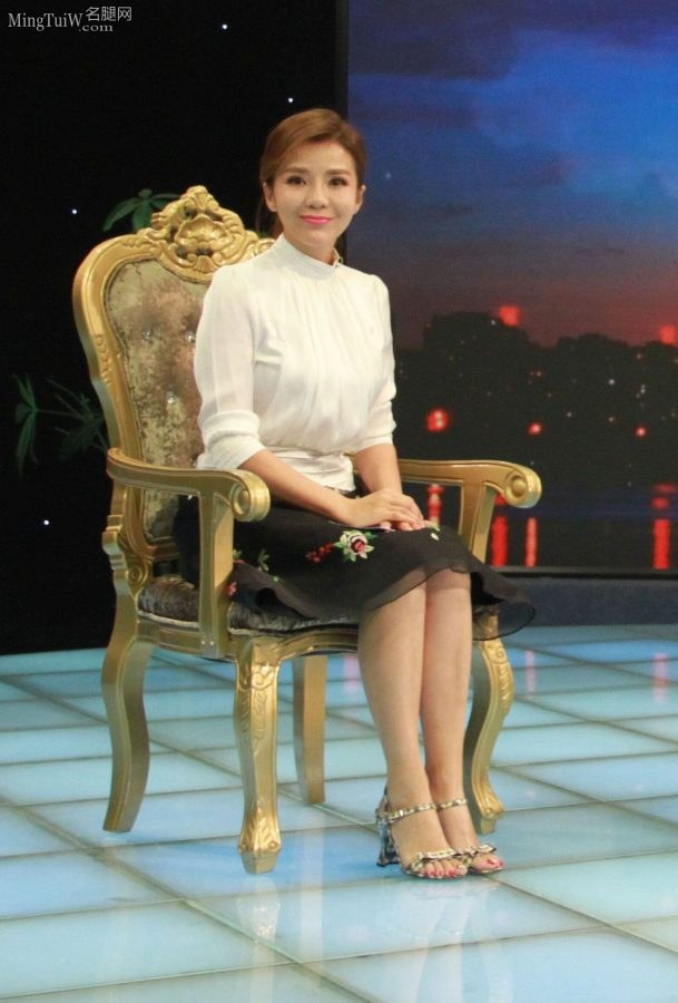 朱迅采访企业家现场秀出她的各种高跟鞋（第19张/共63张）