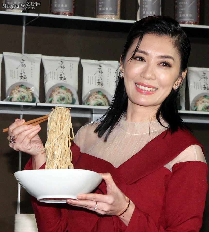 贾静雯短裙展露魅力美腿出席商业代言(16/23)