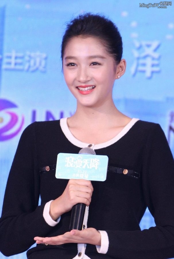 美妞关晓彤玉手纤细玉腿修长(5/5)