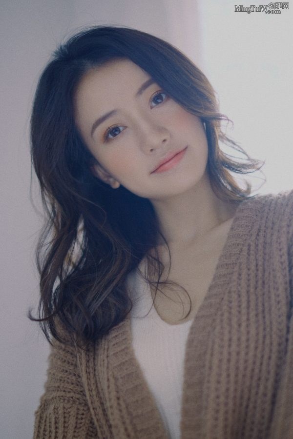 《王者荣耀》游戏女解说Gini清纯写真露可爱小脚丫(7/8)