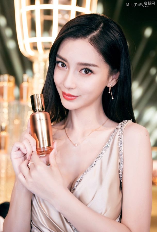 Angelababy自信展露事业线 一袭金色礼服优雅高贵(22/26)
