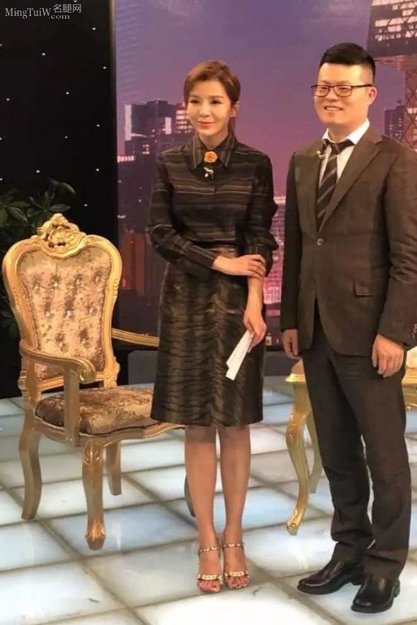 朱迅采访企业家现场秀出她的各种高跟鞋(45/63)