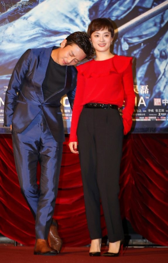 明星美女孙俪穿保守裤子踩黑色尖头细高跟(4/10)