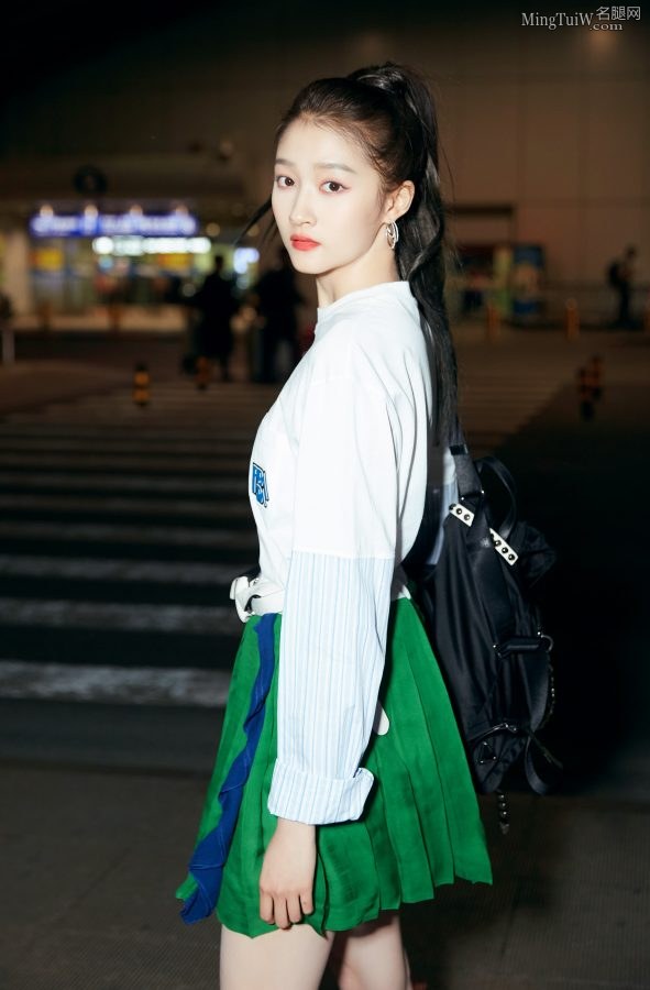 关晓彤在深夜的机场玩街拍长腿细白(5/9)