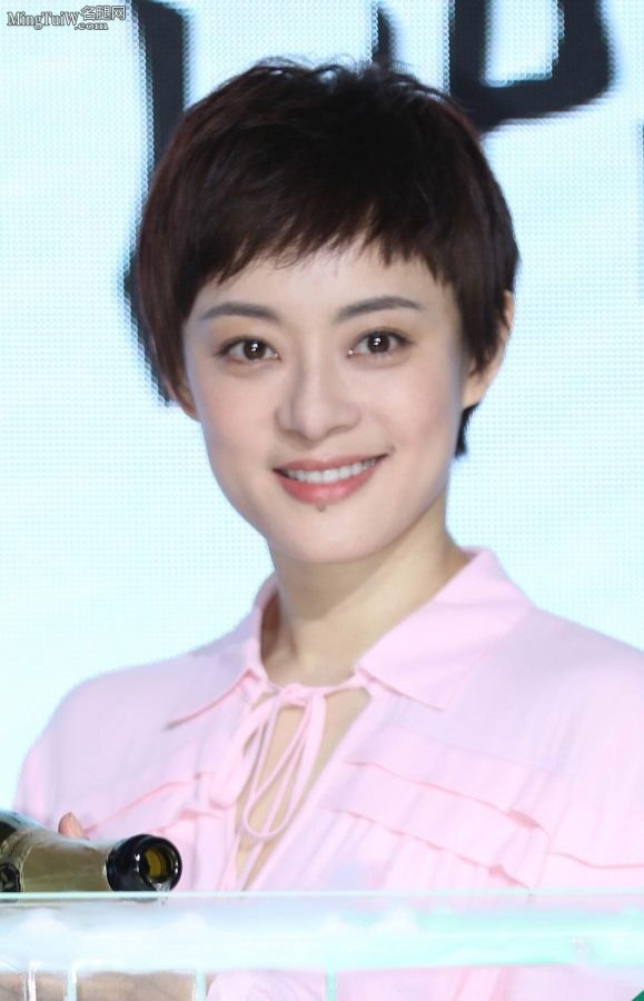 穿粉嫩短裙的女明星孙俪商业活动秀白玉腿(5/6)