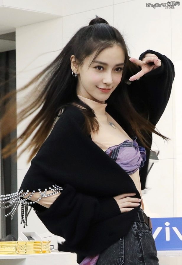 新潮的美少妇Angelababy后台试穿满意的衣服后上台走秀(7/12)