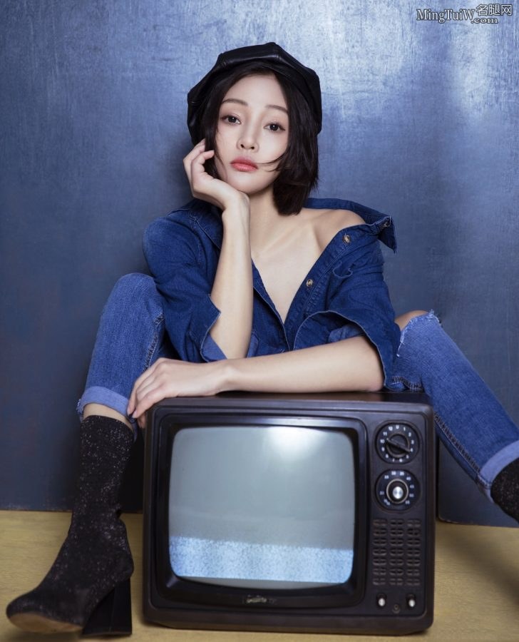 女演员郭艳给你送来紧身蓝色牛仔裤福利(12/13)