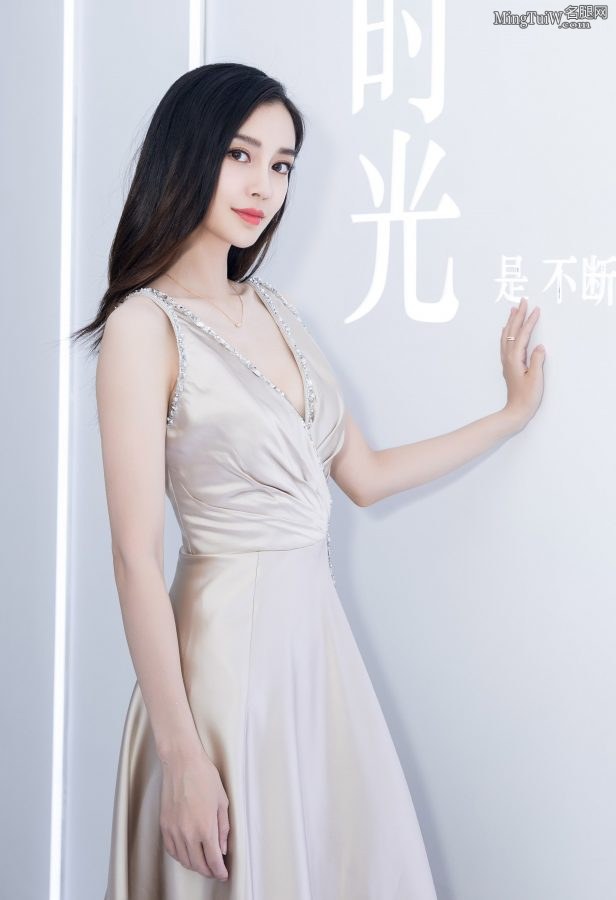 Angelababy自信展露事业线 一袭金色礼服优雅高贵(3/26)
