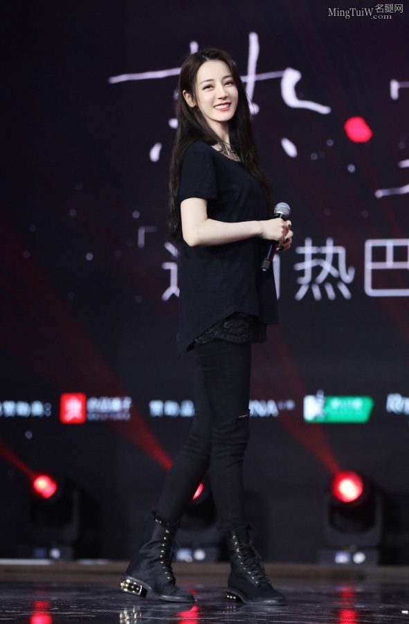 迪丽热巴穿紧身牛仔裤短靴热辣开跳 旁边伴舞的两个小姐姐腿也不错(7/9)