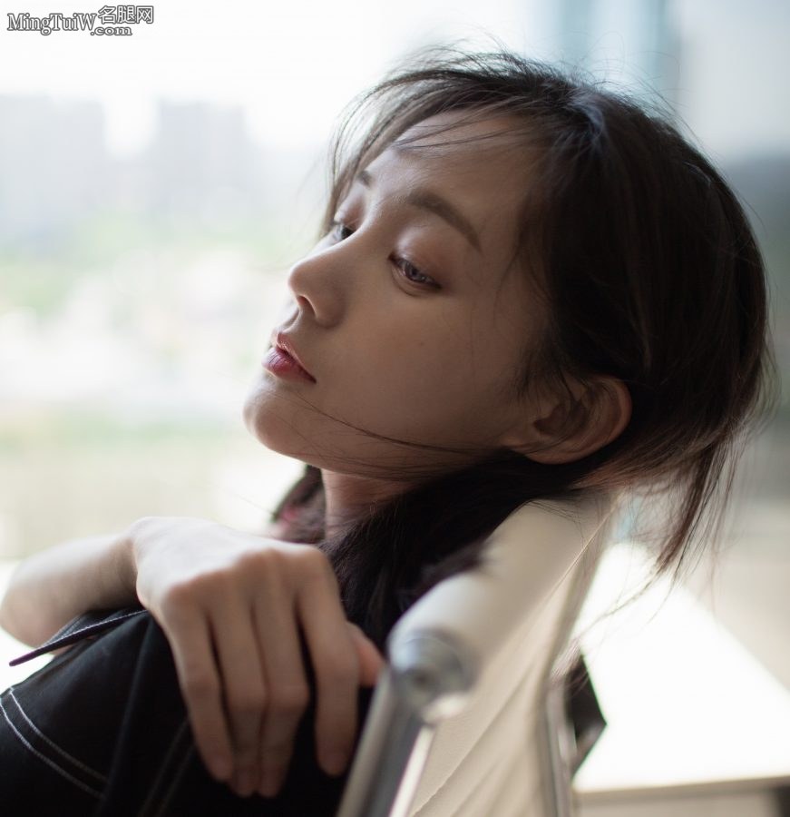 李一桐居家穿短裙秀长腿踩小白鞋(2/2)