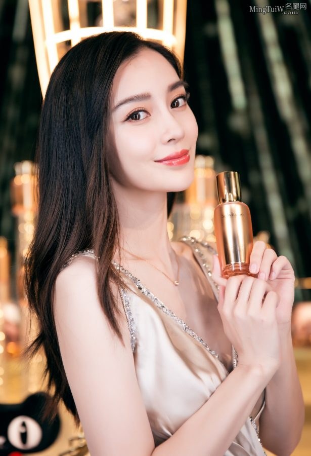 Angelababy自信展露事业线 一袭金色礼服优雅高贵(21/26)