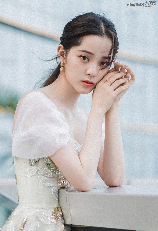 日渐成熟的欧阳娜娜穿抹胸裙秀出微小的事业线(6/10)