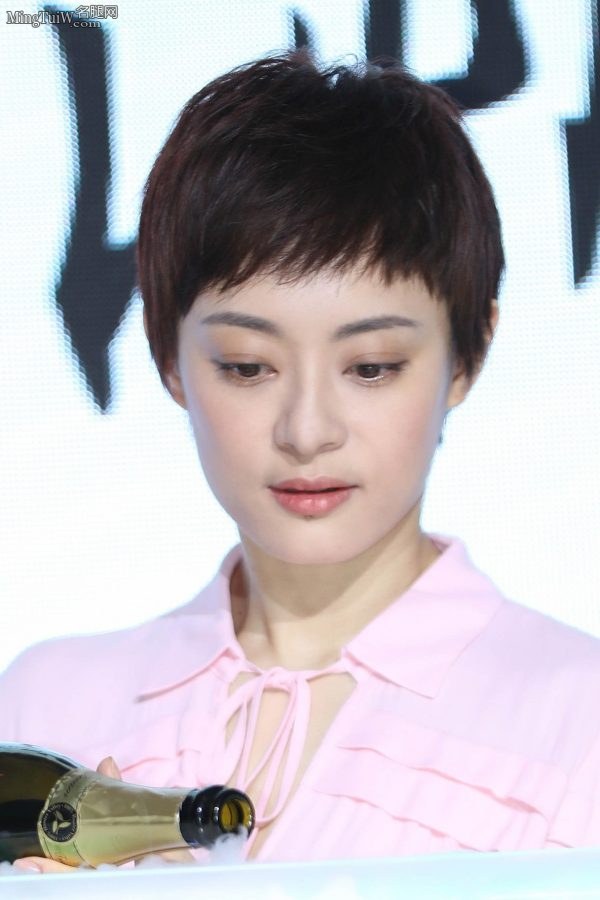 穿粉嫩短裙的女明星孙俪商业活动秀白玉腿(6/6)