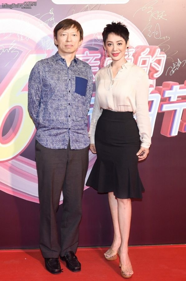 演员宁静白皙老脚踩凉拖高跟走红毯 鞋里面是豹纹的(1/3)