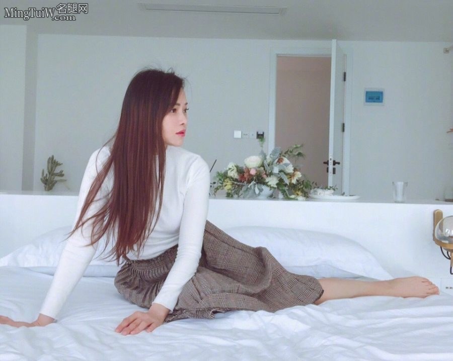 伊能静在床上光脚丫拍写真气质似少女(1/3)