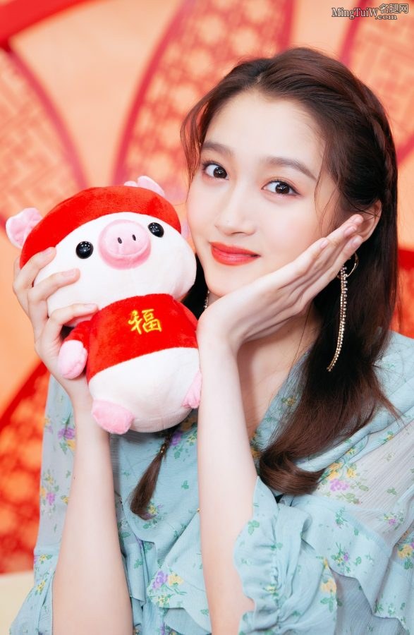 高挑的美女关晓彤腿型修长白皙(2/4)