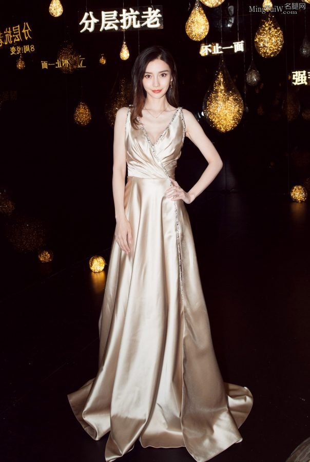 Angelababy自信展露事业线 一袭金色礼服优雅高贵(23/26)