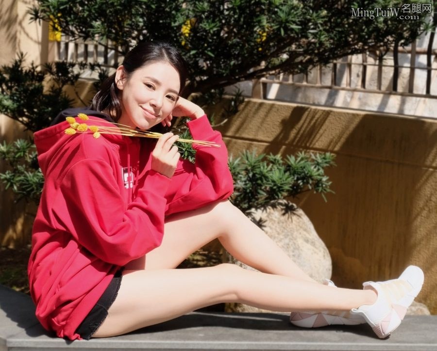 温暖阳光照射下谭凯琪白皙纤细的美腿(1/2)